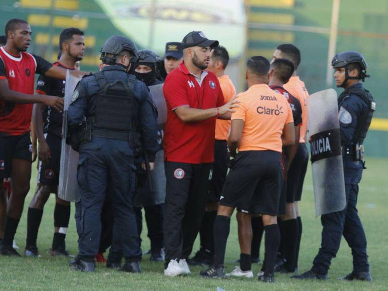 Siete expulsados y agresiones: imágenes del zafarrancho que dejó el Parrillas One-Independiente de la Liga de Ascenso