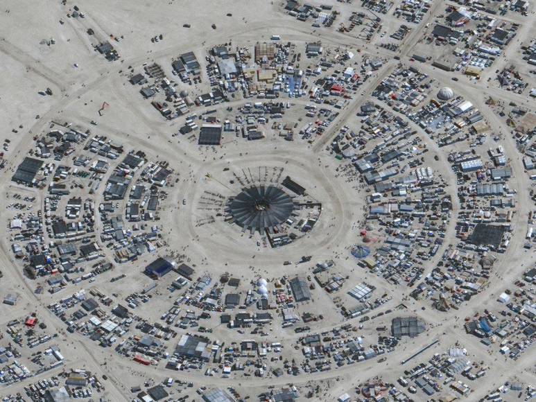 Una persona murió y miles quedaron atrapadas: el festival de Burning Man que se convirtió en un infierno