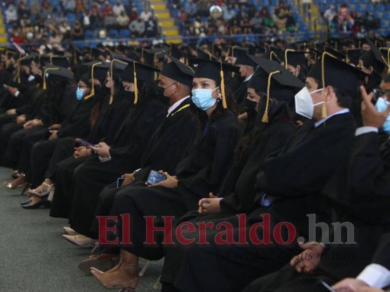 Alegría y conmovedoras dedicatorias durante entrega de títulos a nuevos profesionales en la UNAH