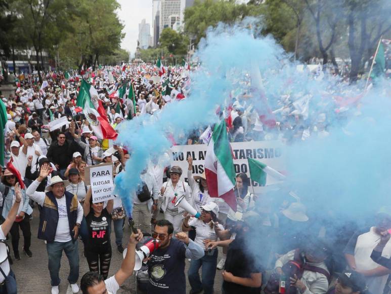 Mexicanos salen a las calles en contra de reforma judicial