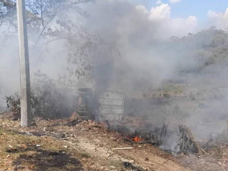 Destrozos e incendio: Las imágenes del múltiple accidente en peaje de Yojoa