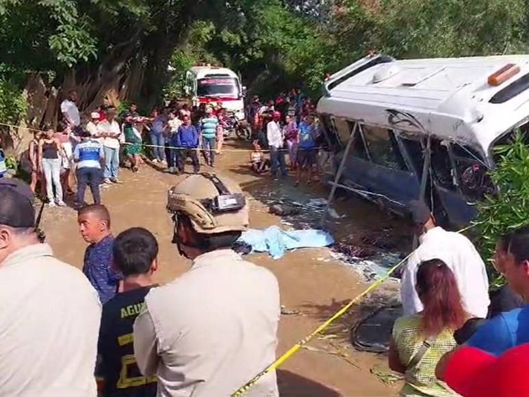 Drama y llanto: familiares llegan al accidente de bus en Altos de la Centroamérica