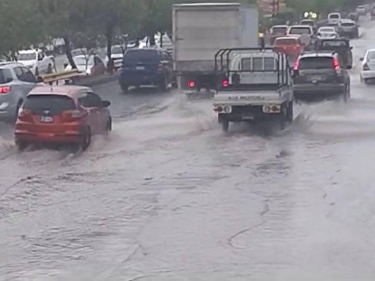 Inundaciones y congestionamiento vial por lluvia en la capital