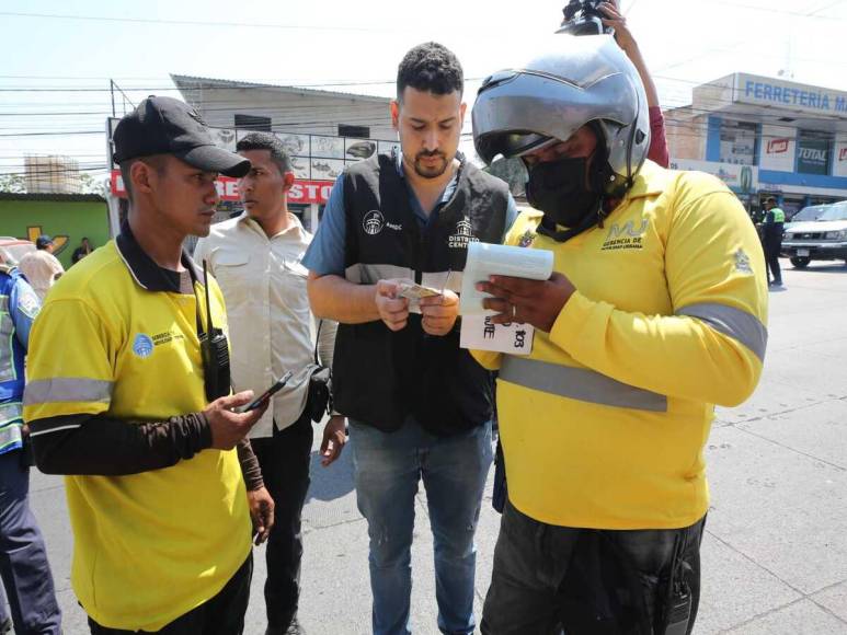 Inician decomiso de vehículos invasores en la salida a Danlí