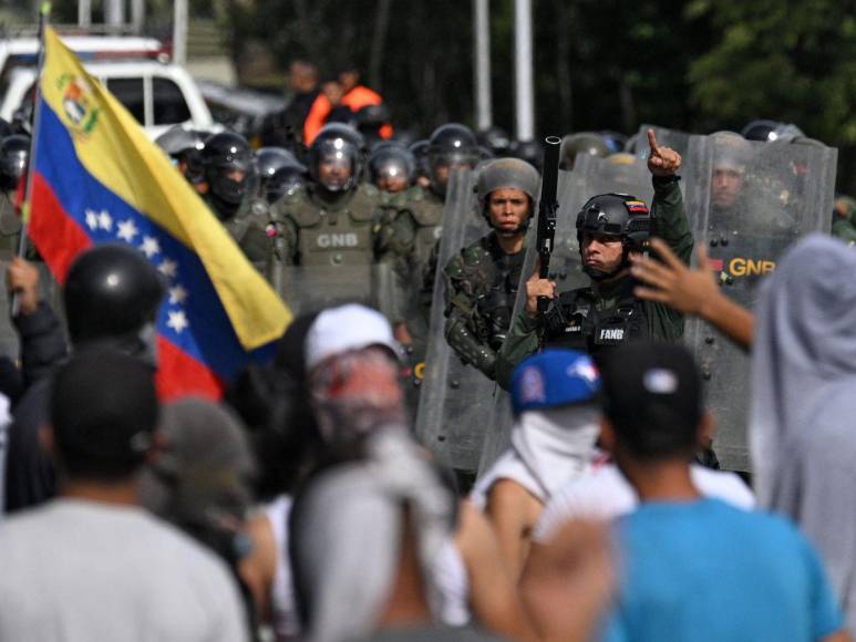 Policía venezolana reprime a manifestantes que protestan por supuesto fraude