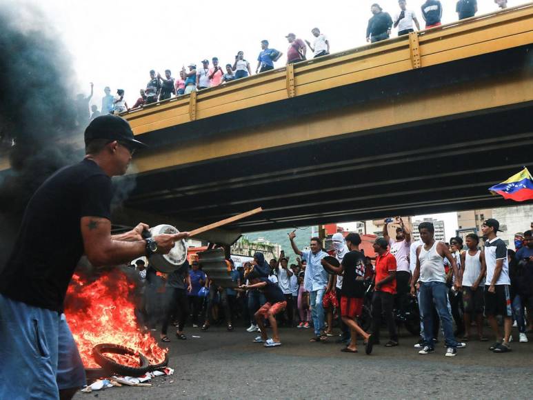 Venezuela se une en masiva protesta contra reelección de Nicolás Maduro