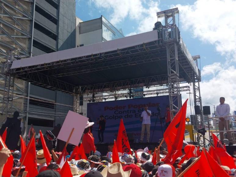 Multitudinaria marcha de simpatizantes de Libre se moviliza hacia Casa Presidencial