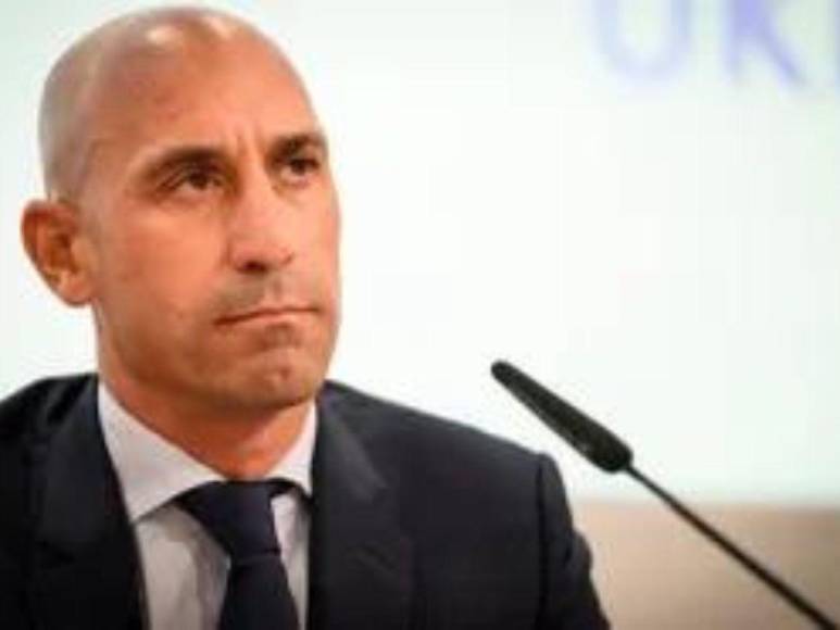 Beso a jugadora, gestos obscenos, acuerdos con Piqué y cobro de comisiones: los escándalos de Luis Rubiales