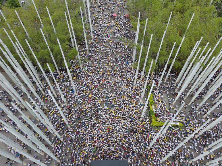 Protesta en Colombia: Más de 500 mil personas marchan contra Gustavo Petro