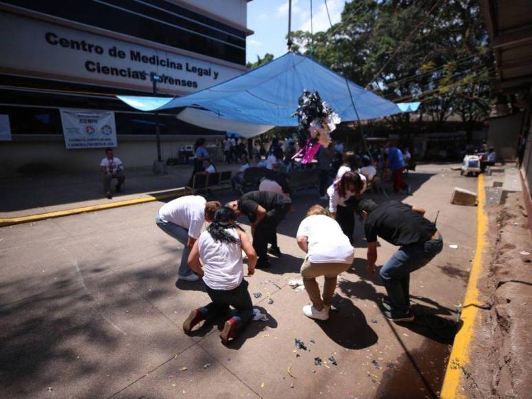 Con piñata y partido de fútbol, empleados de Medicina Forense paralizan labores y exigen aumento de salarios