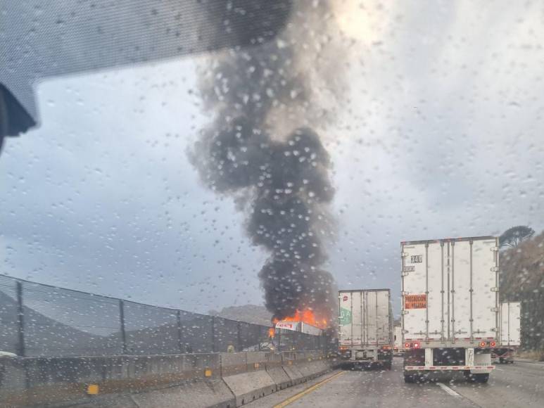 Accidente en autopista de Querétaro provocó 20 kilómetros de caos vial: las impactantes imágenes