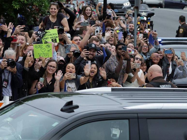 Con rótulos, disfraces y bajo la lluvia: así apoyan los fanáticos a Johnny Depp