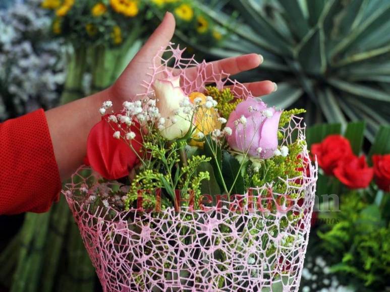 Comercios y calles se llenan de flores y detalles por el Día de San Valentín (Fotos)