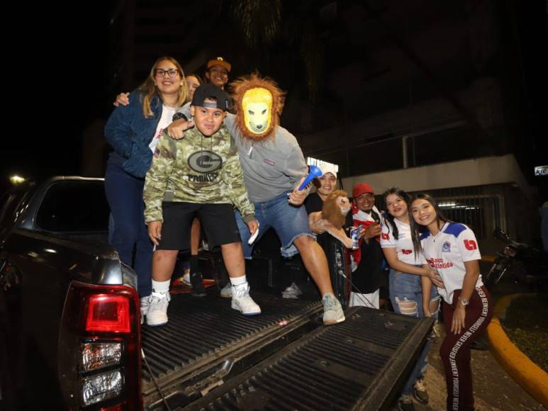 Aficionados del Olimpia celebran la conquista de la 37 en la capital