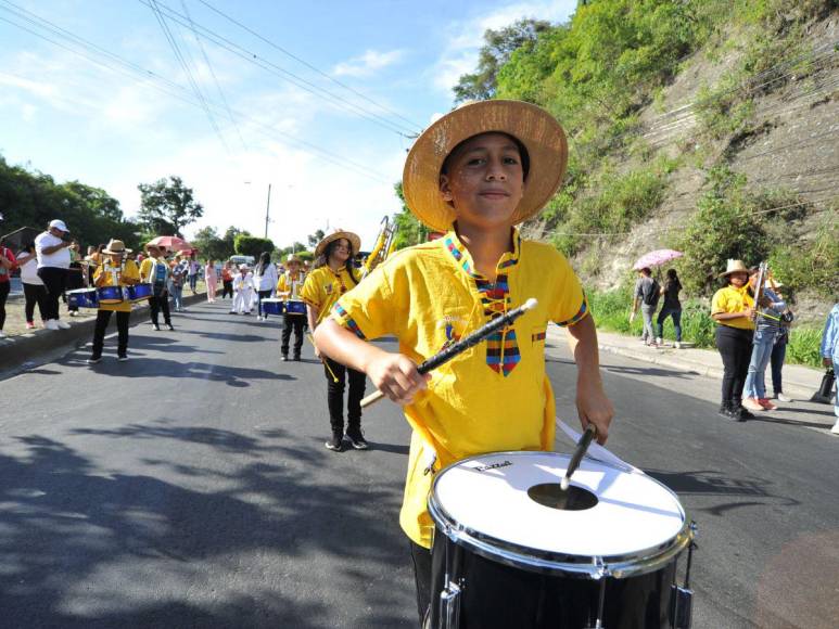 Bandas, pelotones y cadetes también brillaron en desfiles patrios de educación básica