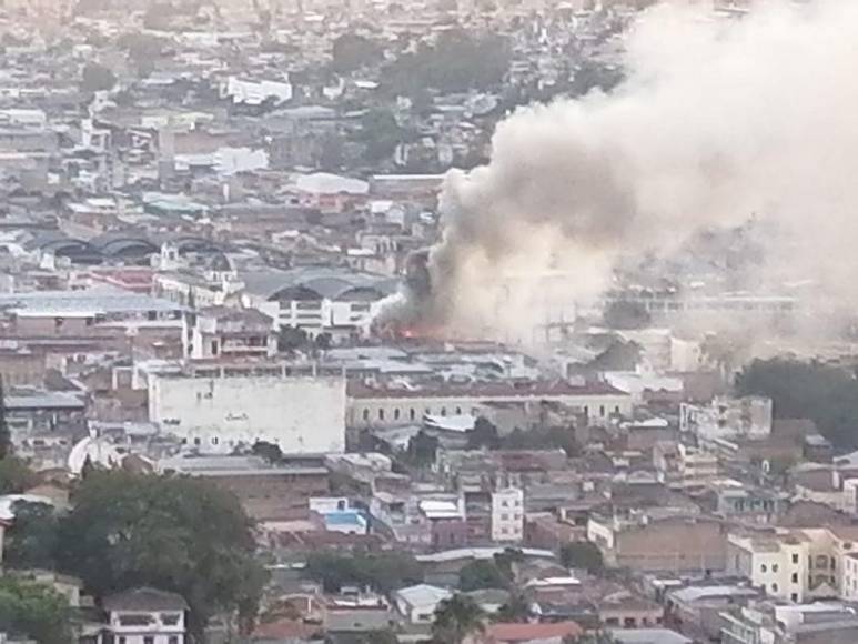 Imágenes del incendio en Tegucigalpa que quemó varios negocios