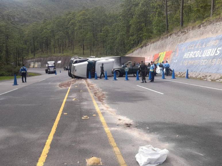 Rastra perdió el control y provocó colisión: las impactantes imágenes que dejó el brutal accidente donde murió un militar en la carretera CA-5