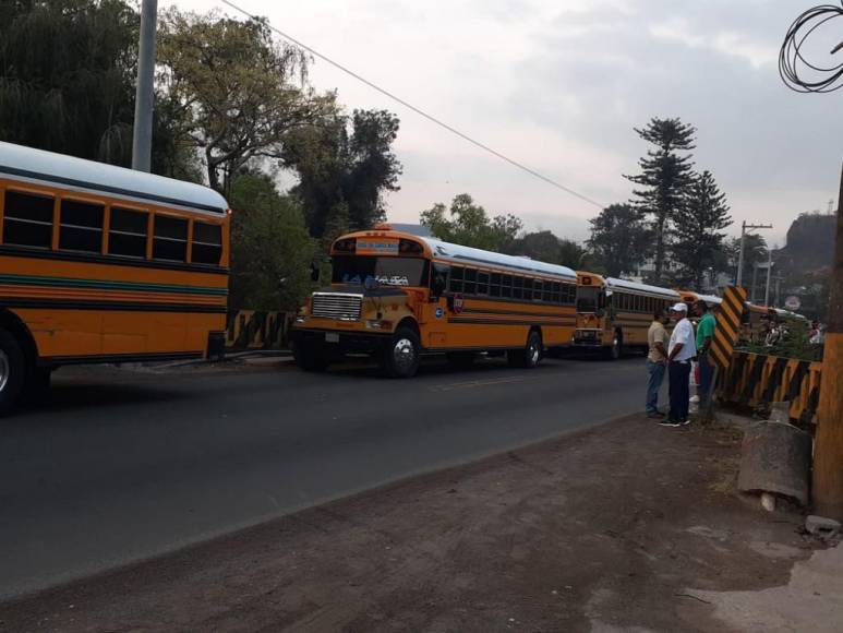 Largas filas, caminatas forzadas y pérdidas deja paro de transporte en varias zonas de Honduras