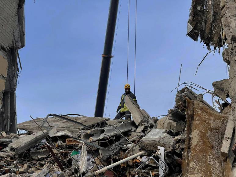 Escombros, evacuaciones forzadas y muertes: continúan los bombardeos en Ucrania