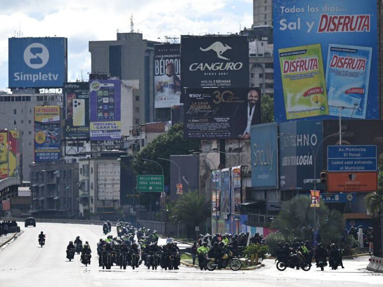 Policía venezolana reprime a manifestantes que protestan por supuesto fraude