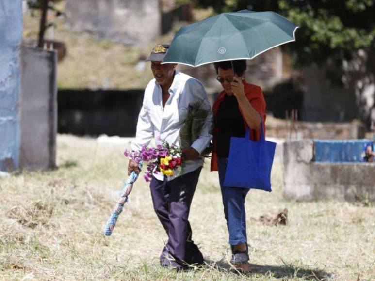 Con flores, coronas y hasta camisetas capitalinos acudieron a cementerios por el Día de Difuntos