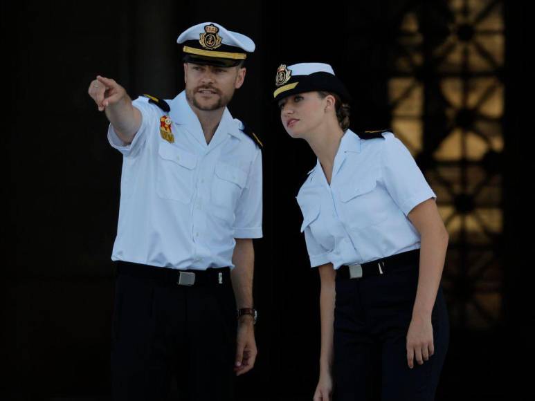 Primeras fotos de la princesa Leonor en la Escuela Naval de Marín en España