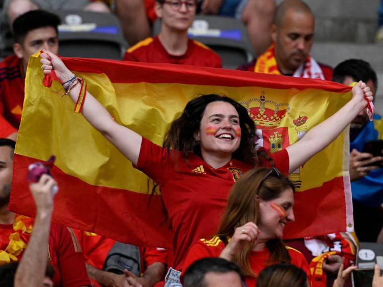 España vs Inglaterra: bellas aficionadas engalanan la final de la Euro 2024