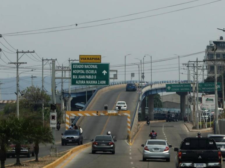 Así se ve la capital escondida en una nube de humo