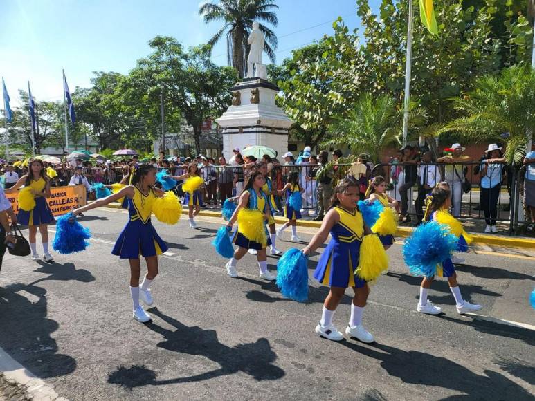 Escuelas de San Pedro Sula rinden homenaje en el 203 aniversario de Independencia Patria