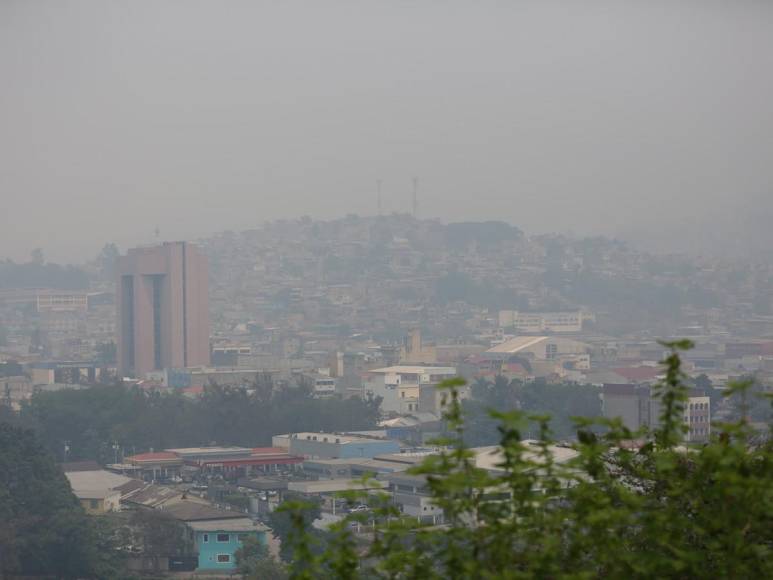 Gris y con el aire contaminado: Así está la capital de Honduras por capa de humo