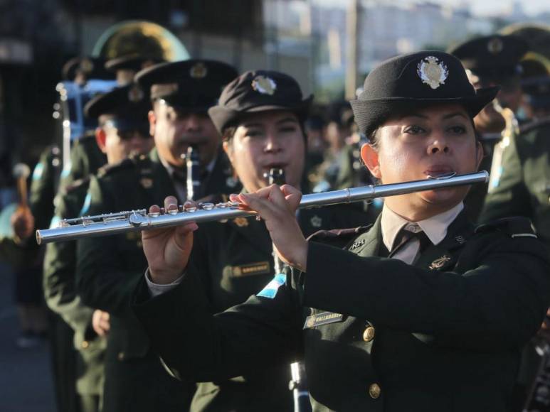 Solemnidad y respeto a la patria: primeras imágenes del desfile en la capital