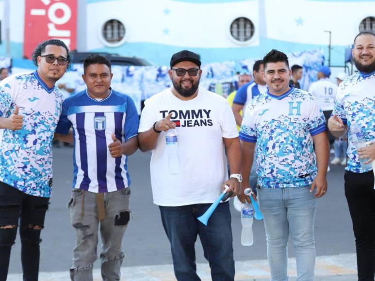 Fiesta bicolor: así se vive el ambiente en las afueras del Estadio