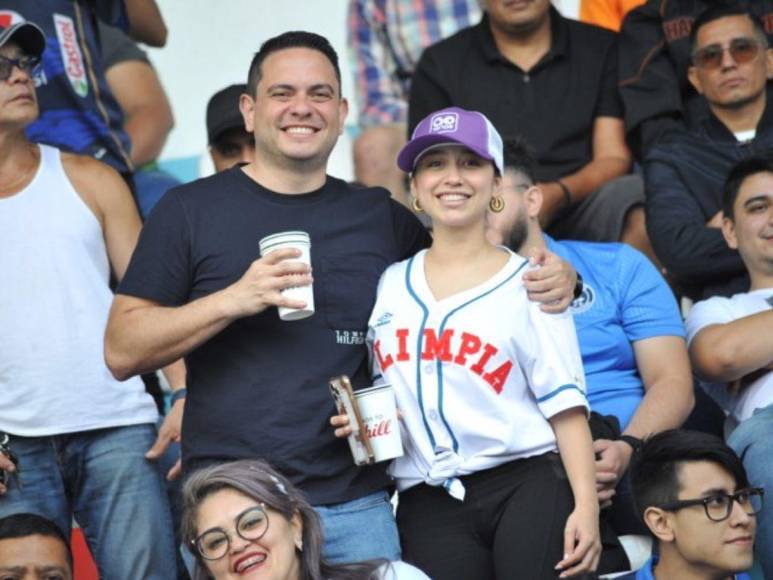 Hermosas chicas roban miradas en la final de ida Motagua-Olimpia