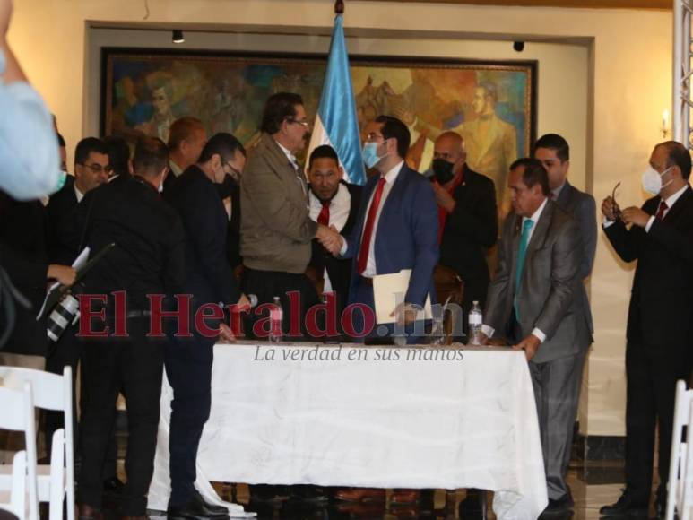 Así estamparon su firma “Mel” Zelaya y Jorge Cálix para acabar con la crisis legislativa