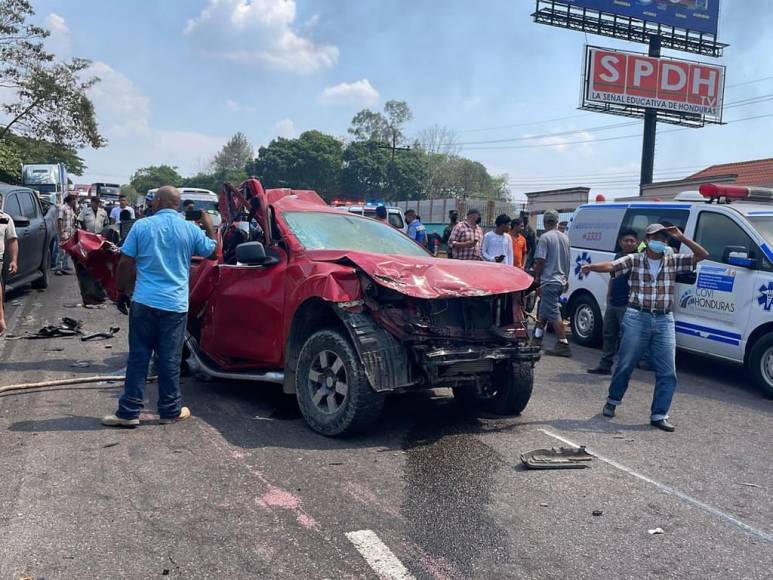 Destrozos e incendio: Las imágenes del múltiple accidente en peaje de Yojoa