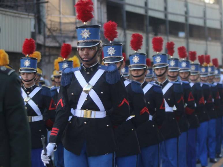 Solemnidad y respeto a la patria: primeras imágenes del desfile en la capital