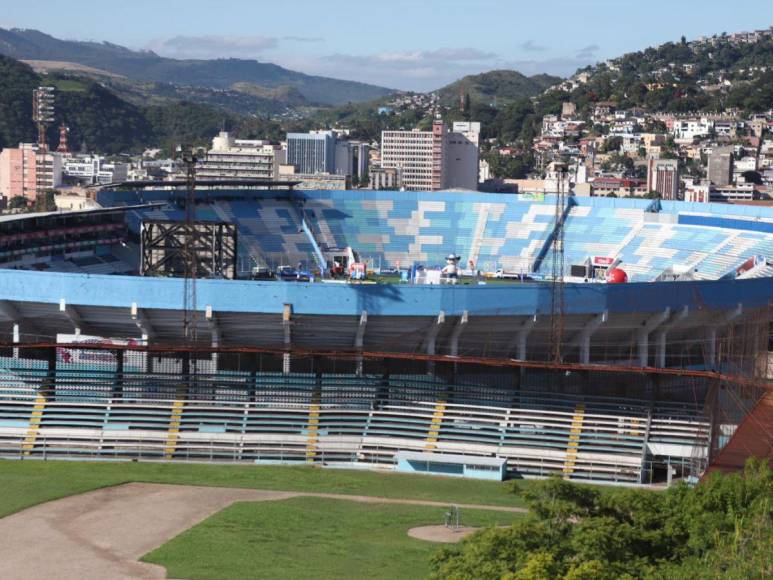 Fiesta bicolor: así se vive el ambiente en las afueras del Estadio