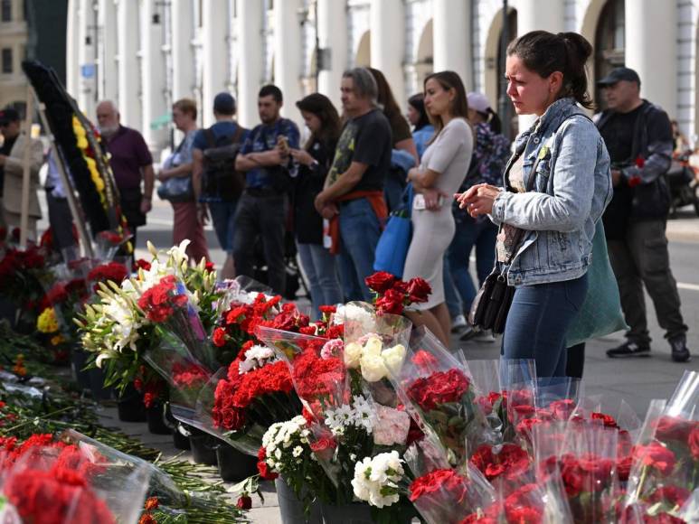 “Los enemigos lo mataron, pero esperamos venganza”: Seguidores de Prigozhin exigen justicia y lo despiden con altares