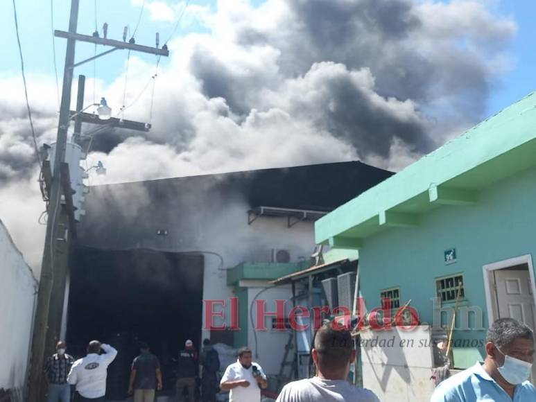 Pérdidas millonarias y estructuras colapsadas deja voraz incendio en la capital de Honduras