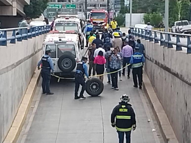 Llanto y dolor: familiares de la víctima del accidente de rapidito en el Bulevar Suyapa acuden a la escena