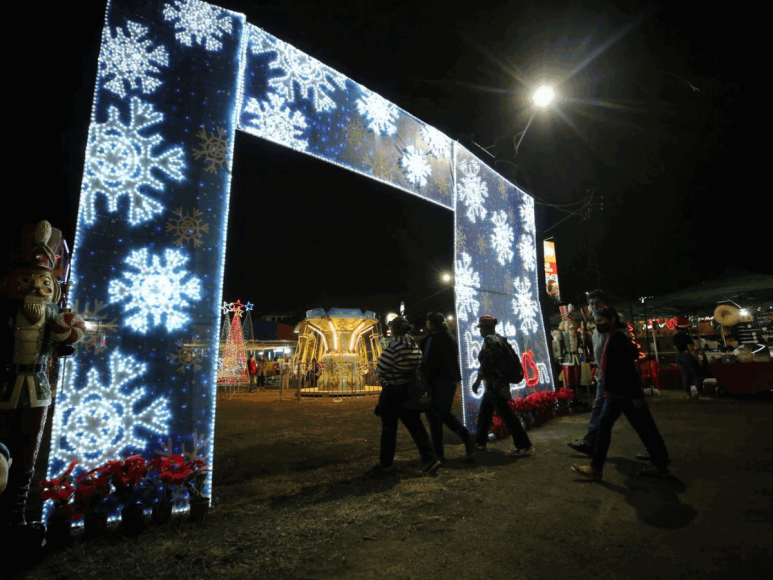 Luces, diversión y juegos en la Villa Navideña del bulevar Juan Pablo II