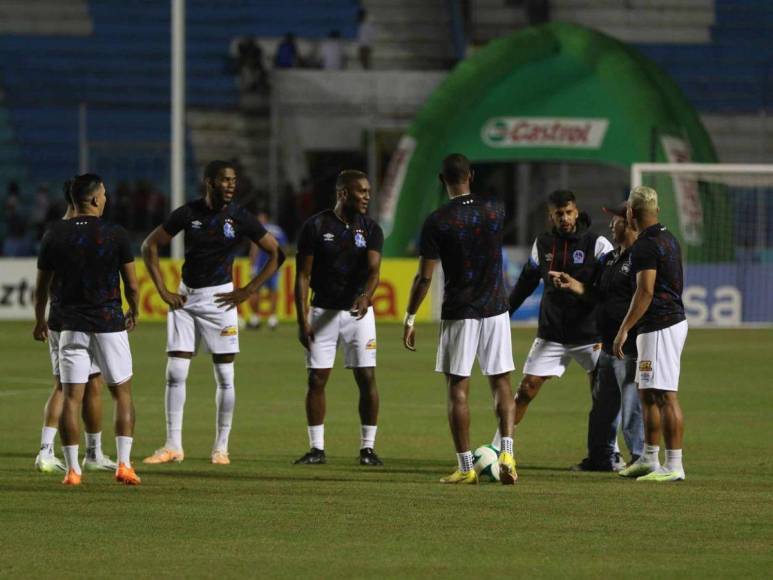 Aficionados le ponen ambiente al clásico Motagua - Olimpia en el Estadio Nacional