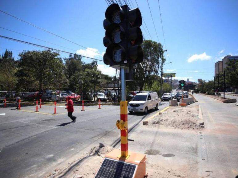 Sobre ‘cráteres’ y en tinieblas transitan motociclistas por algunas zonas de Honduras