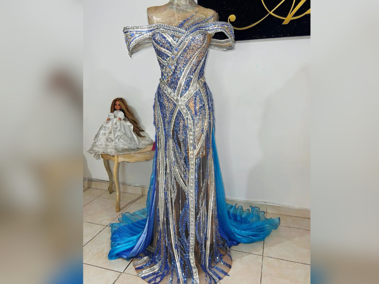 El deslumbrante vestido de Miss Honduras Mundo en la gala final brilla con cristalería azul