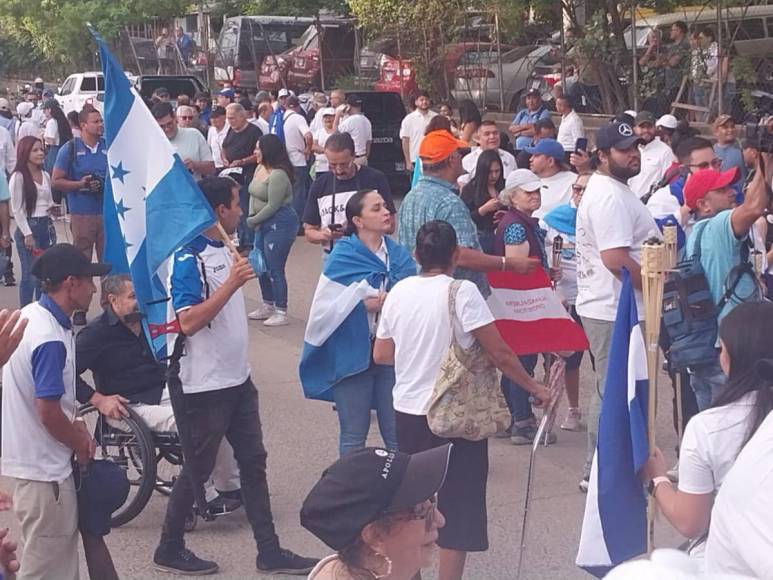 Oposición marcha exigiendo renuncia de Xiomara Castro en bulevar Kennedy