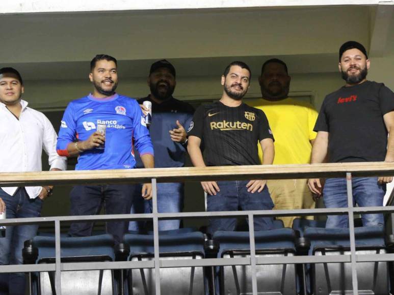 Aficionados le ponen ambiente al clásico Motagua - Olimpia en el Estadio Nacional