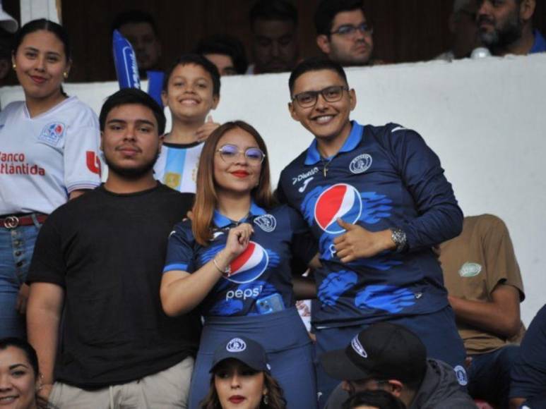 Hermosas chicas roban miradas en la final de ida Motagua-Olimpia