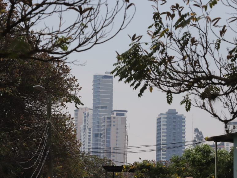 Así amaneció el cielo en la capital este martes ante densa bruma ¿Presenta mejoras?