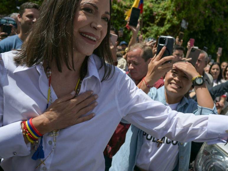 Ovacionada a su entrada y salida: así votó María Corina Machado en Venezuela