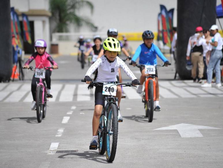 ¡Velocidad y competencia! Los aguerridos ciclistas de 9-10 años